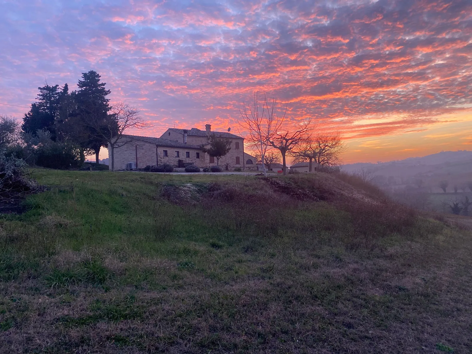 Il Casale del Quadrifoglio bij zonsondergang, bij Corridonia