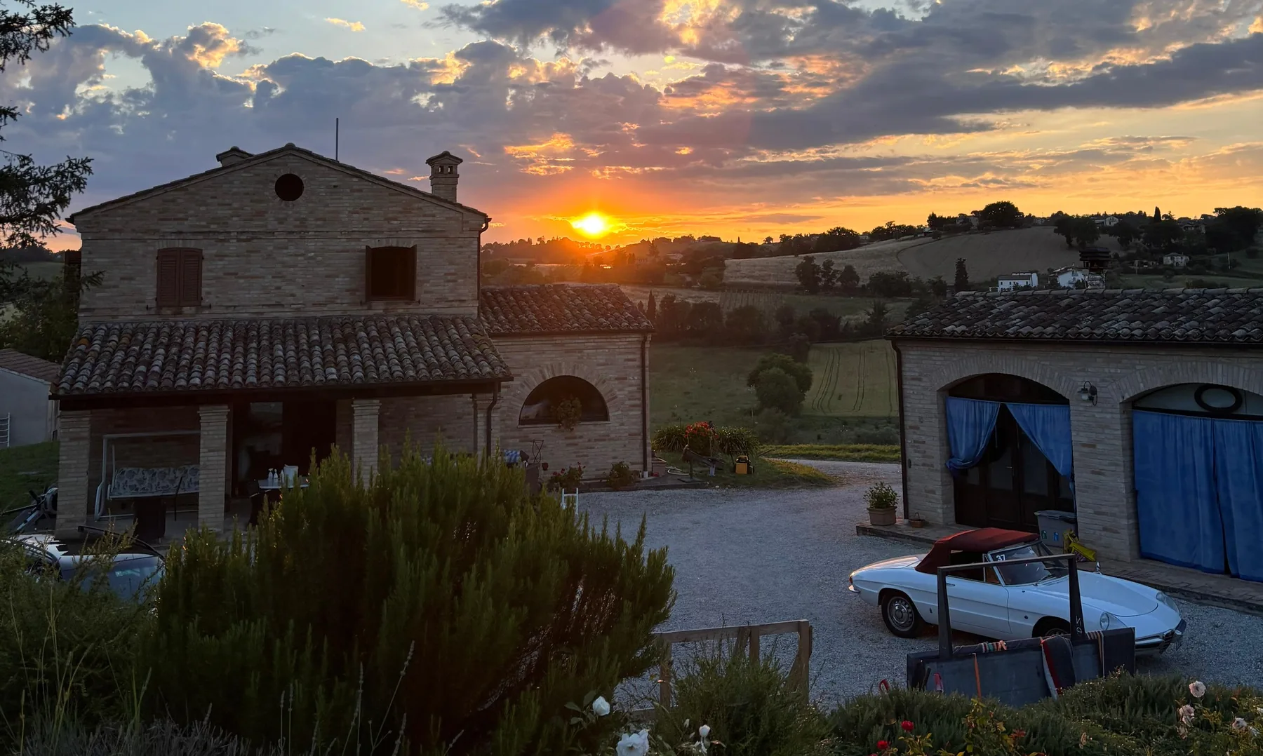 Zonsondergang bij ons huis in Le Marche, met de Alfa Romeo Duetto op het erf